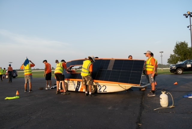 Travail mécanique sur la voiture solaire Illini