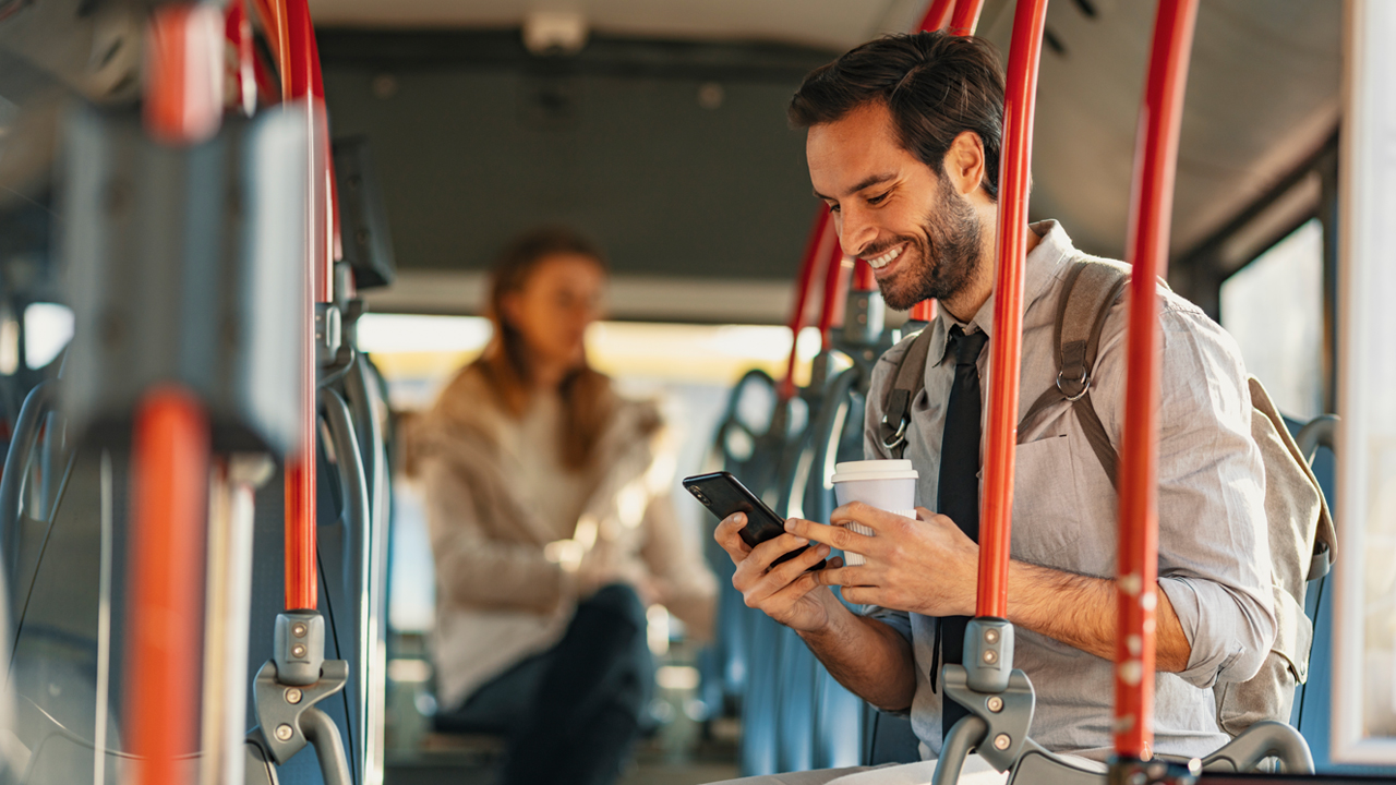 Passager du train utilisant le Wi-Fi