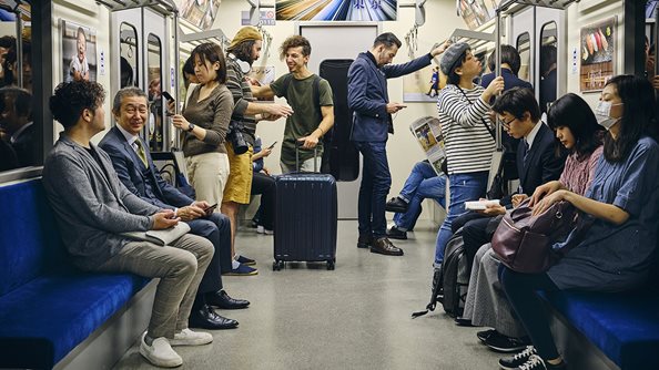 Des passagers de train avec des téléphones portables