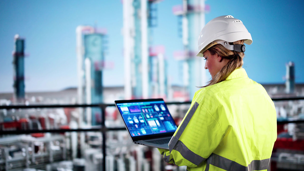 Travailleur des services publics gérant un système SCADA