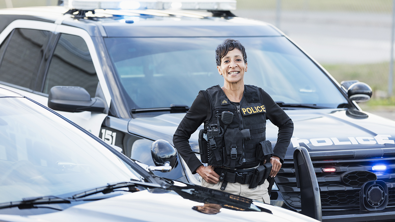 Policier chargé de matériel