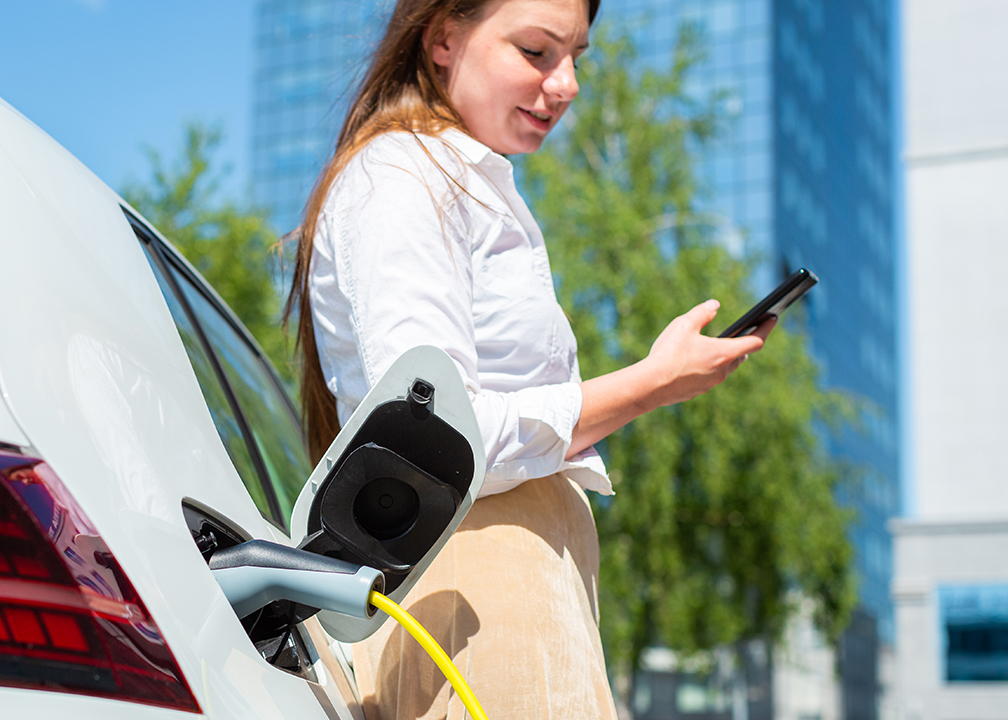 Un professionnel occupé qui recharge un véhicule électrique