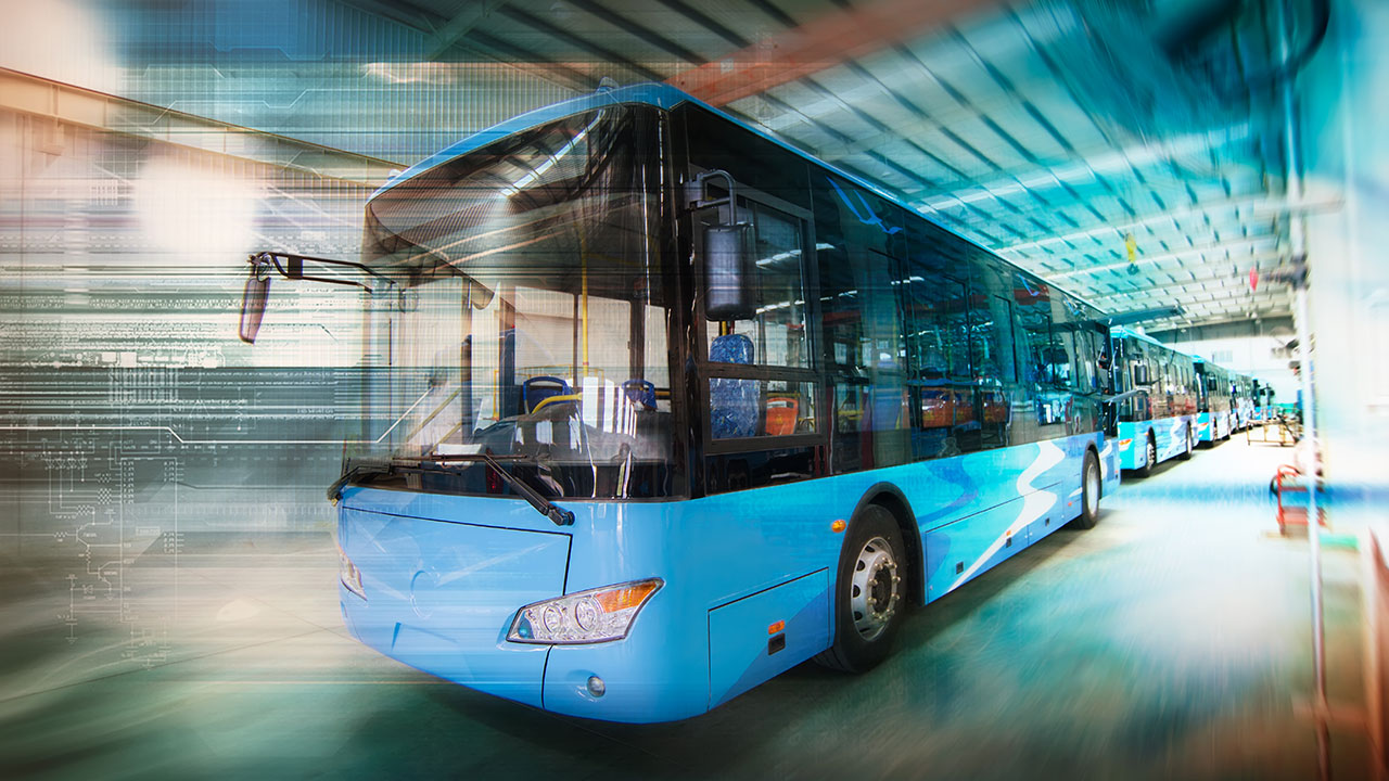 Un bus moderne en mouvement