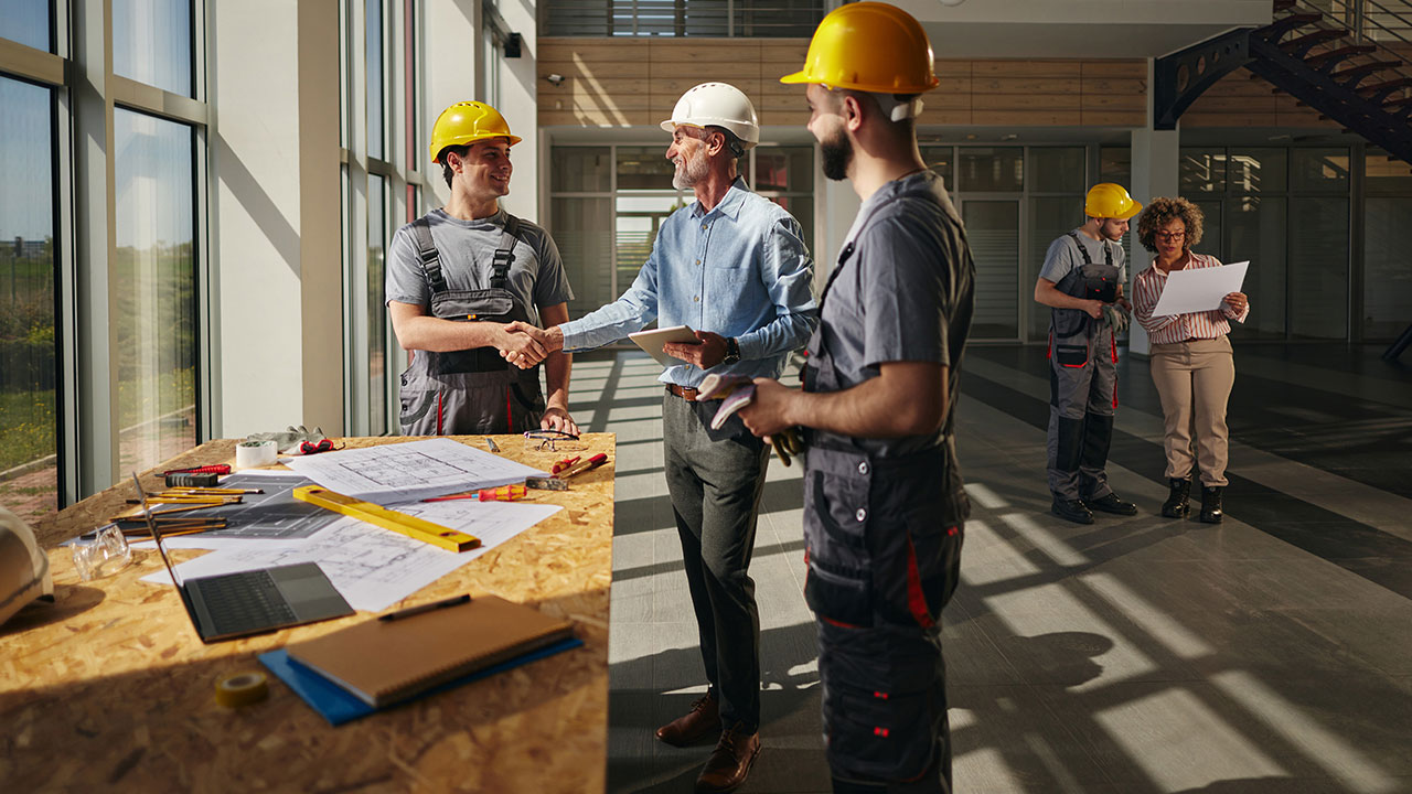 Équipe de construction discutant d'un projet