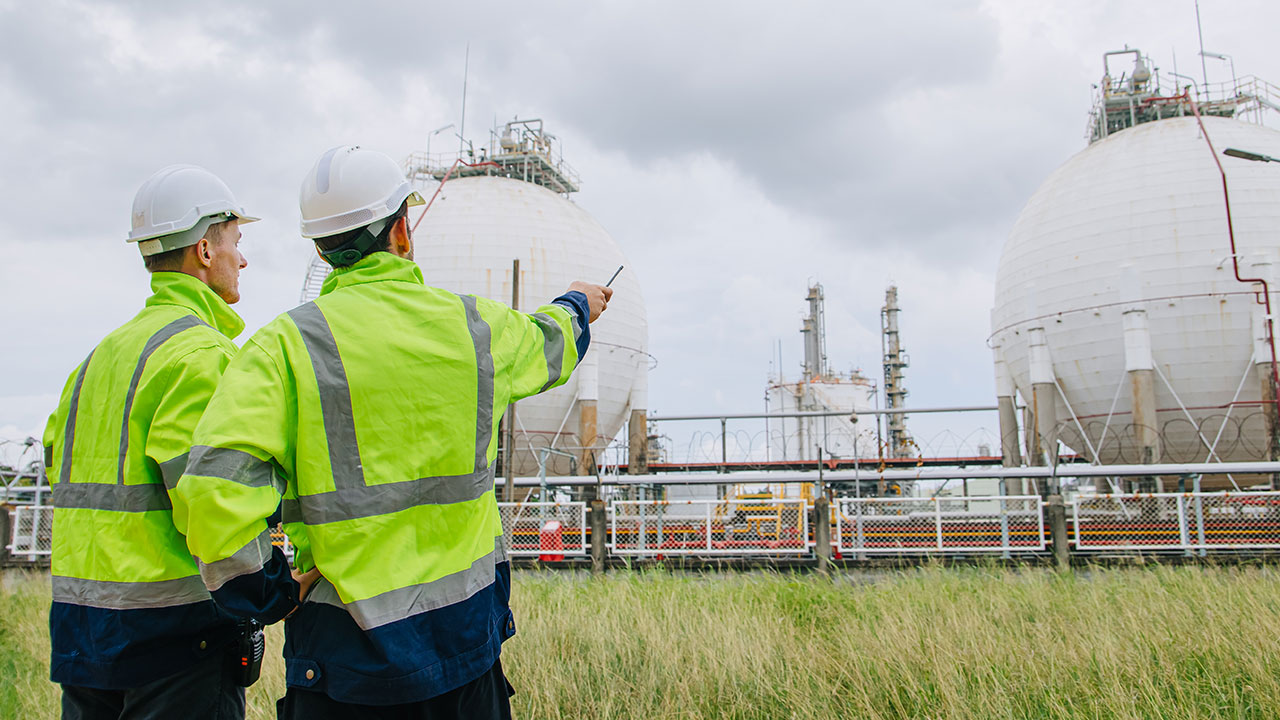 Techniciens de terrain sur un site industriel