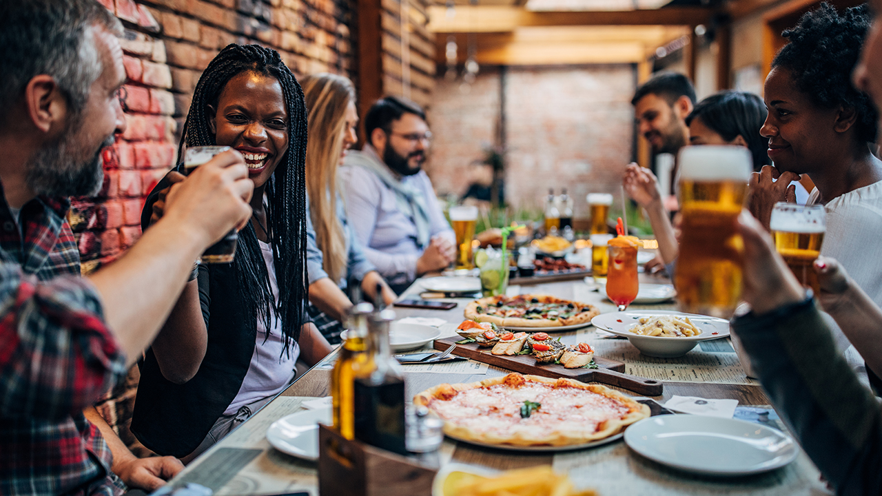 Pizza servie aux clients du restaurant