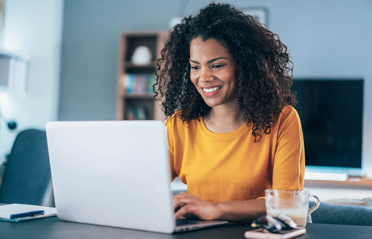 Femme travaillant sur un ordinateur portable