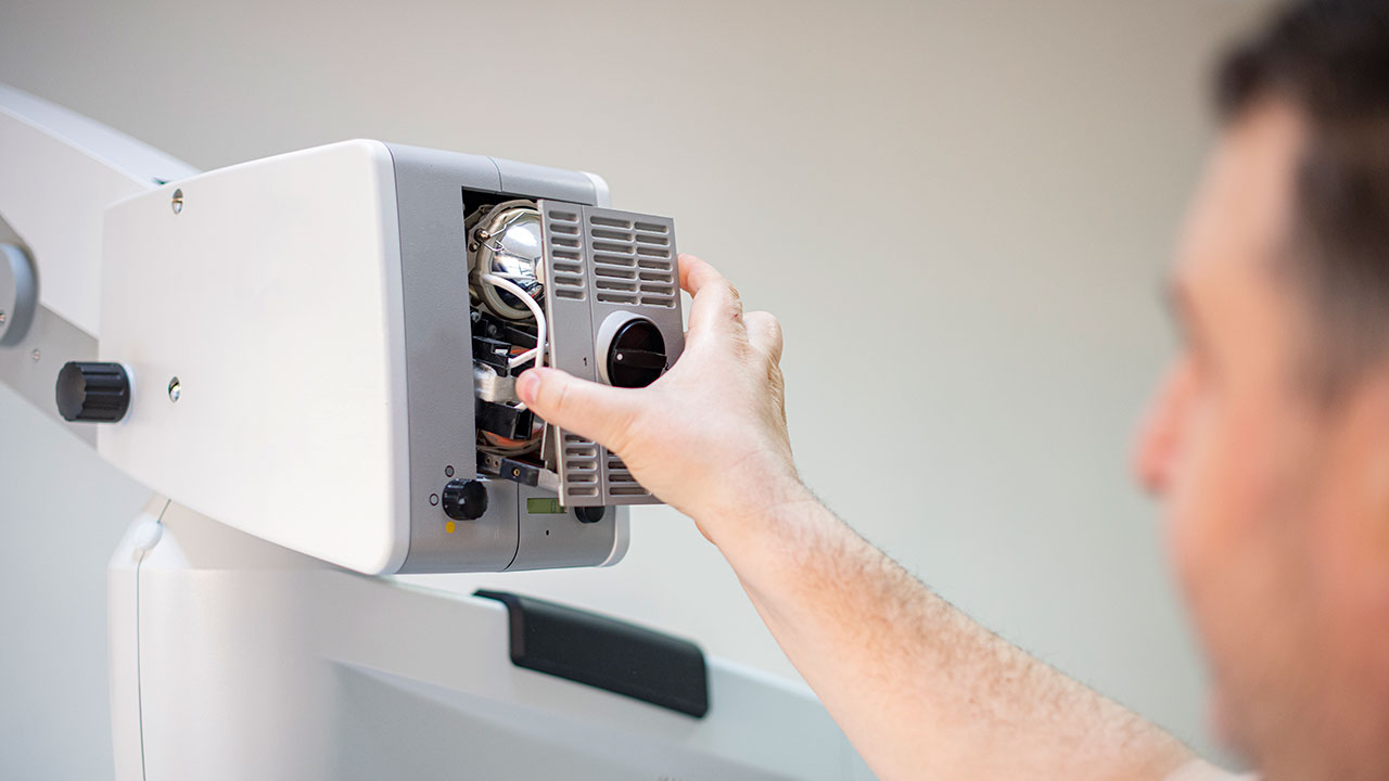 Technicien réparant un dispositif médical