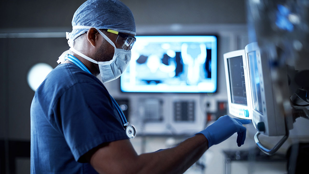 Travailleur médical visionnant l'imagerie médicale