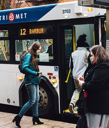 Les usagers montent à bord d'un bus TriMet