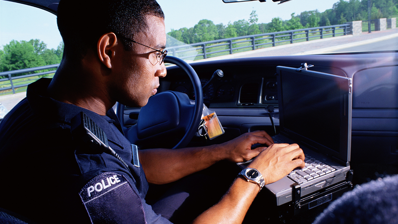 Terminal de données mobile dans un véhicule de police