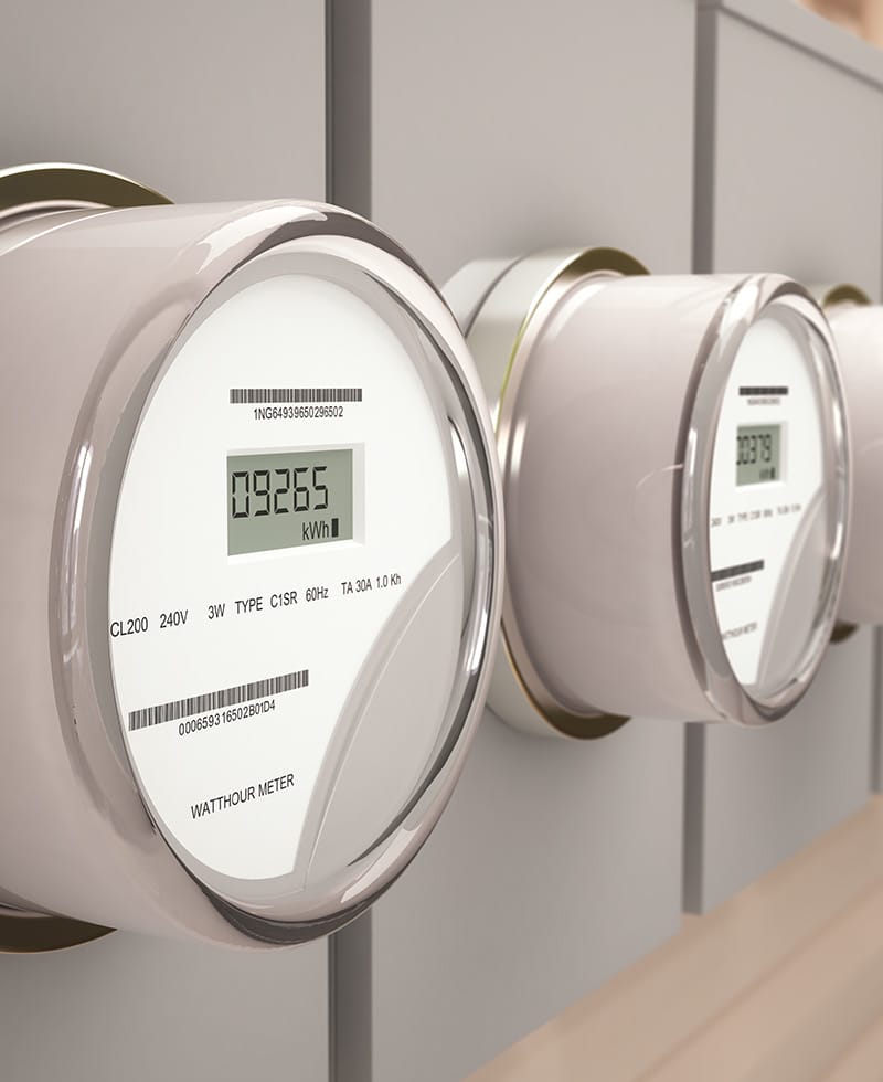 Gros plan sur des compteurs électriques numériques intelligents sur un mur.