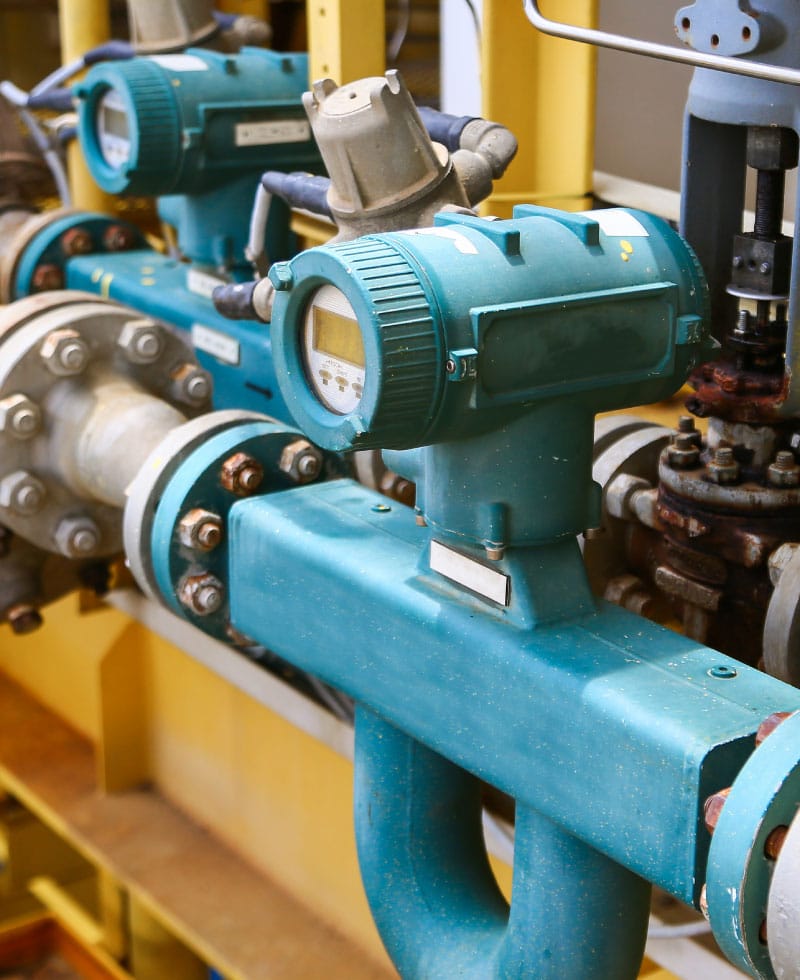 Instruments de calcul du débit montés sur des tuyauteries industrielles.